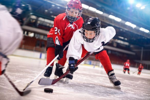 youth hockey players paying a hockey match
